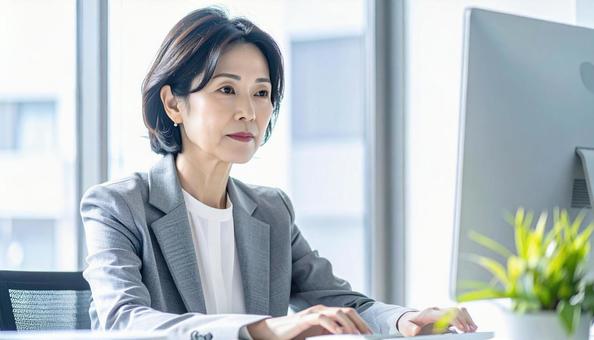 仕事に取り組むビジネスマン 仕事に取り組むビジネスマンの写真