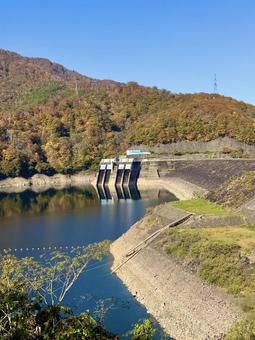 秋の福井の九頭竜ダム　紅葉に色づく湖 秋,晩秋,九頭竜ダムの写真素材