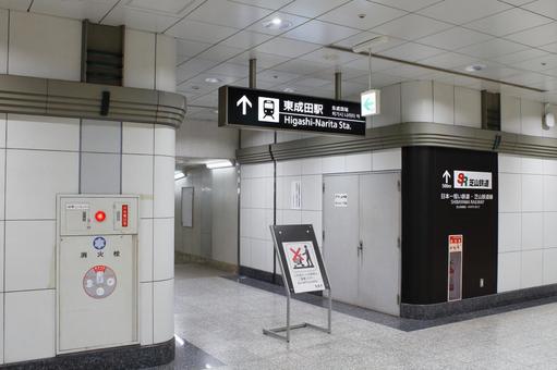 東成田駅から成田空港への長い地下通路 地下通路,地下道,通路の写真素材