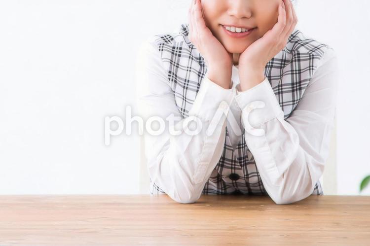 頬杖をつくビジネスウーマン（笑顔） 考える,女性,妄想の写真素材