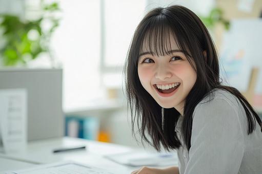 笑顔で働くビジネス女性のポートレート 笑顔で働くビジネス女性のポートレートの写真