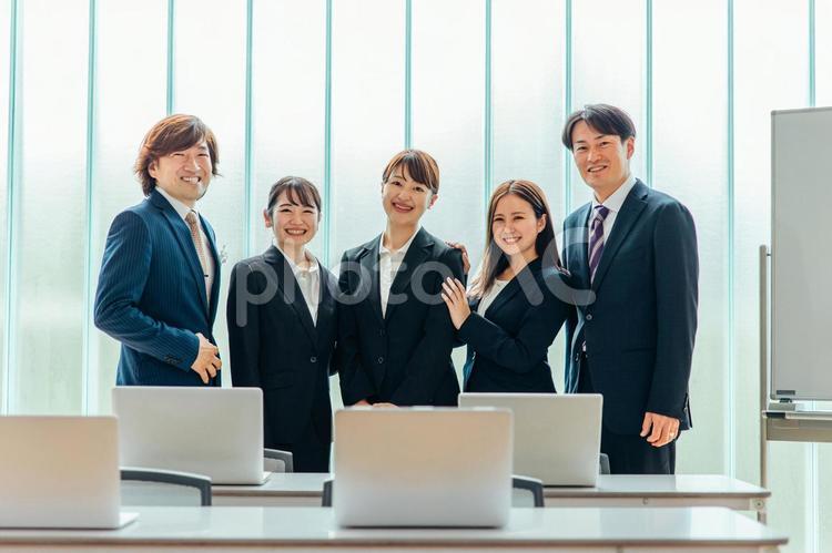新入社員の日本人女性とビジネスマン ビジネス,新入社員,ビジネスマンの写真素材