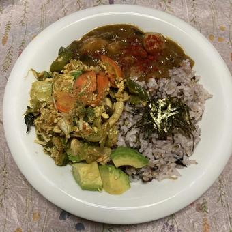雑穀米で鶏キーマカレー、アボカド 雑穀米で鶏キーマカレー、アボカド カレーライス,カレー,キーマカレーの写真素材