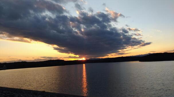 狭山湖の夕日の写真