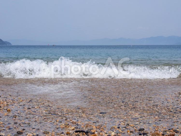 穏やかな海の波打ち際 波打ち際,波,浜辺の写真素材