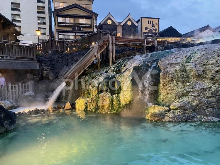 湯畑　夕方のライトアップ 湯畑,草津,草津町の写真素材