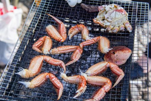 外でのバーベキューで毛ガニを焼く 外でのバーベキューで毛ガニを焼くの写真
