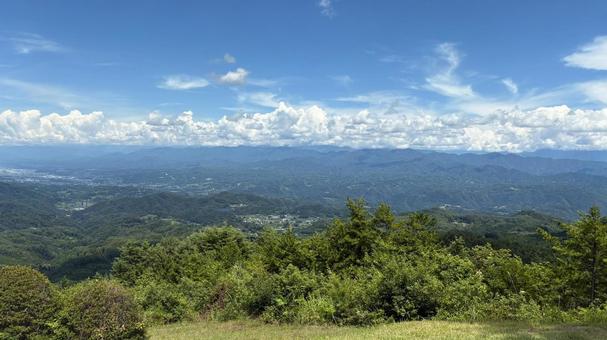 青空に広がる緑の丘 青空に広がる緑の丘の写真