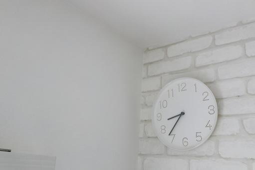 白壁に白い時計 白壁に白い時計 白,壁,時計の写真素材