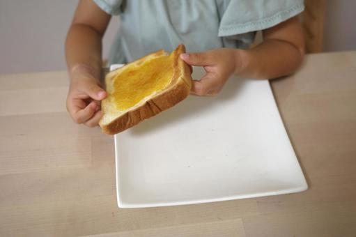 食パンを食べている最中の子ども 食パンを食べている最中の子ども 子ども,パン,ご飯の写真素材
