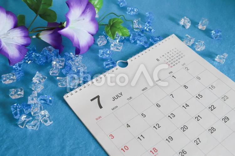 7月のカレンダーと朝顔 7月,カレンダー,7月のカレンダーの写真素材
