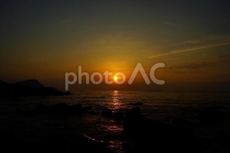 ＜夜明けの風景＞夜明けの太陽と海 夜明けの風景,夜明けの景色,日の出の風景の写真素材