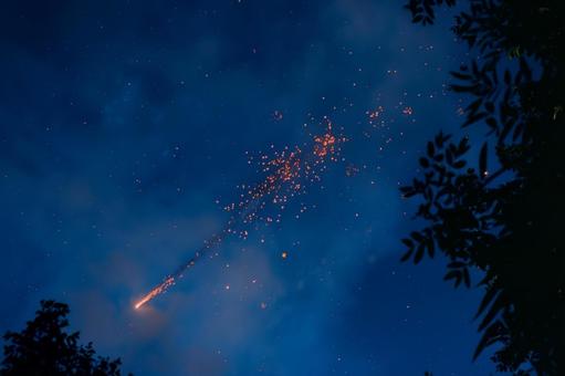 夜空に散る火の粉と星の軌跡 夜空に散る火の粉と星の軌跡の写真