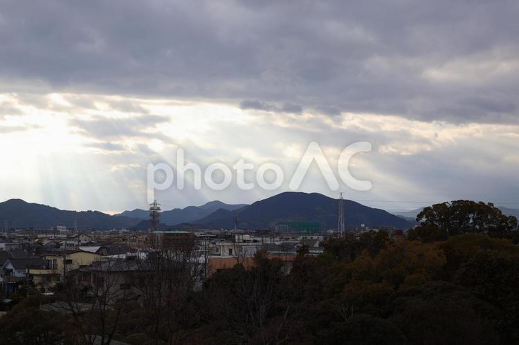 山に囲まれた町に光が差している風景 光,差す,町の写真素材