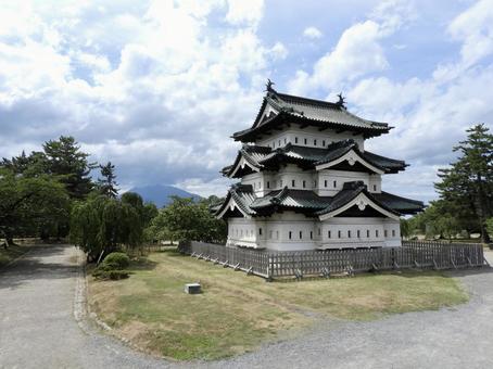 夏の弘前城天守と岩木山 夏の弘前城天守と岩木山 弘前城,弘前,城の写真素材