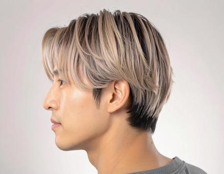 ベージュメッシュのセンター分け男性 横顔 ベージュメッシュのセンター分け男性 横顔の写真