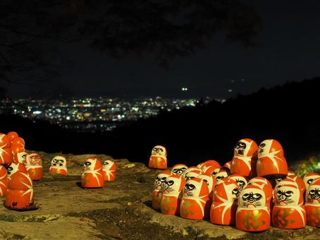 ダルマと夜景 ダルマ,だるま,勝尾寺の写真素材