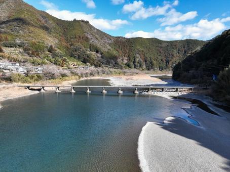 高知県越知町 上空から見た片岡沈下橋 高知県越知町 上空から見た片岡沈下橋 片岡沈下橋,沈下橋,橋の写真素材