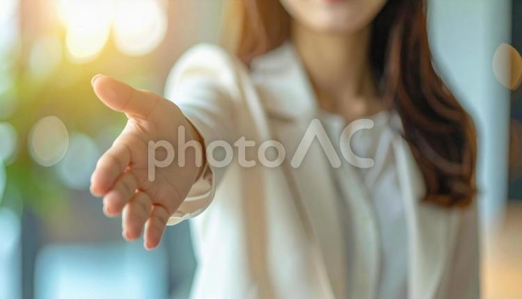 新しい始まり：女性の握手 握手,ビジネス,協力の写真素材