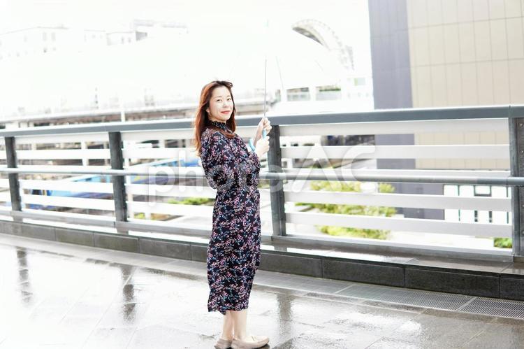 傘をさす女性　梅雨 女性,ol,元気の写真素材