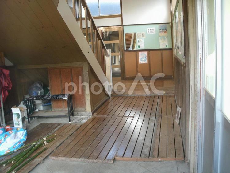 レトロな木造校舎の廃校の階段 武尊根小学校,木造校舎,廃校の写真素材