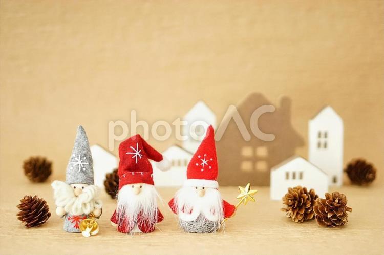 並んだサンタと遠くの家のクリスマス背景 クリスマス,サンタ,背景の写真素材