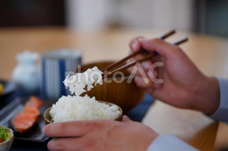 箸でご飯を取る人の手元 朝食,手元,ご飯の写真素材