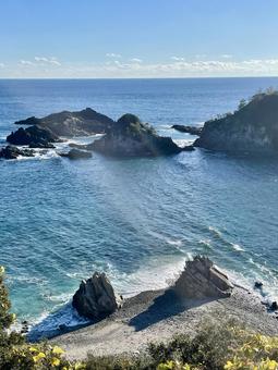 切り立った岩と青い海の湾岸風景 海,青い海,湾の写真素材