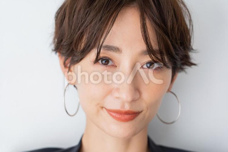 ショートヘアーのスーツを着た女性 女性,スーツ,会社員の写真素材