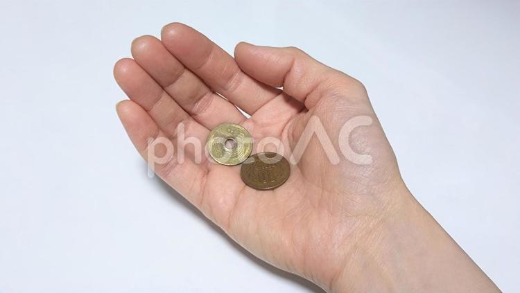 十円玉と五円玉を乗せた手 小銭,硬貨,お金の写真素材