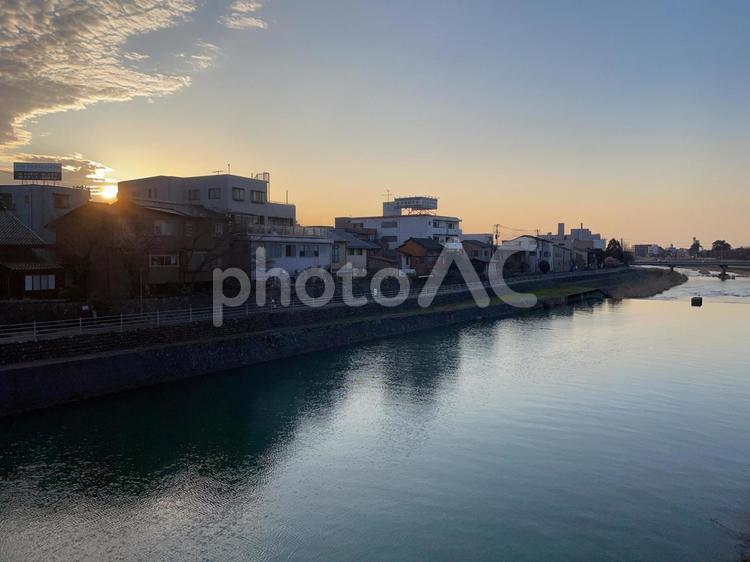 夕暮れ時の金沢・犀川 川,夕暮れ,夕方の写真素材