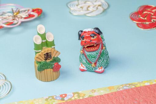 水色背景に獅子舞置物と門松の正月イメージ 正月,正月飾り,獅子舞の写真素材