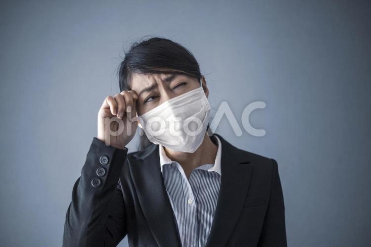体調不良のビジネスウーマン 女性,咳き込む,病気の写真素材