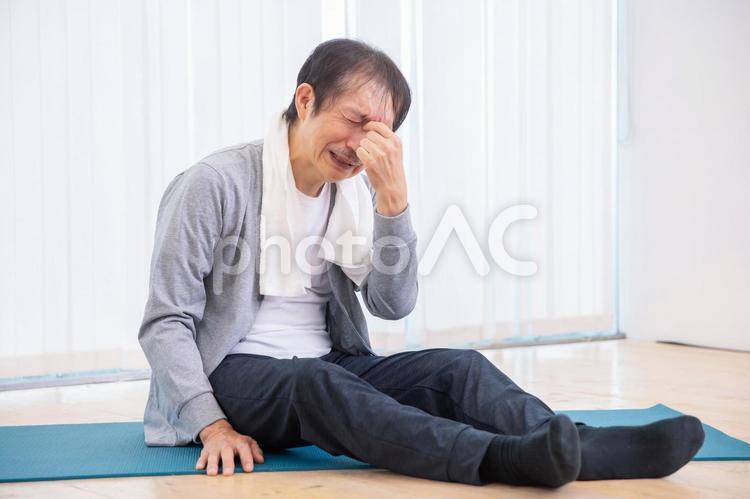 トレーニング中に痛がる中高年男性（眼精疲労・眩暈） めまい,眼精疲労,中高年の写真素材