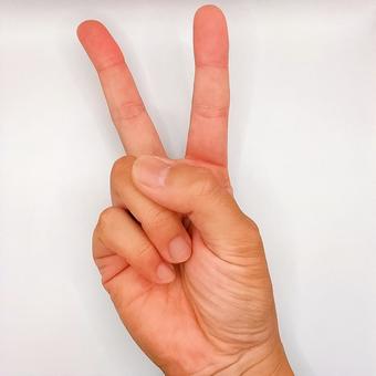 右手ピースサイン 右手ピースサインの写真