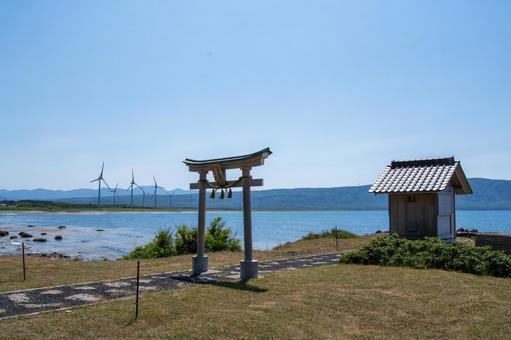 恵比須神社と風力発電タービン 風,風車,神社の写真素材