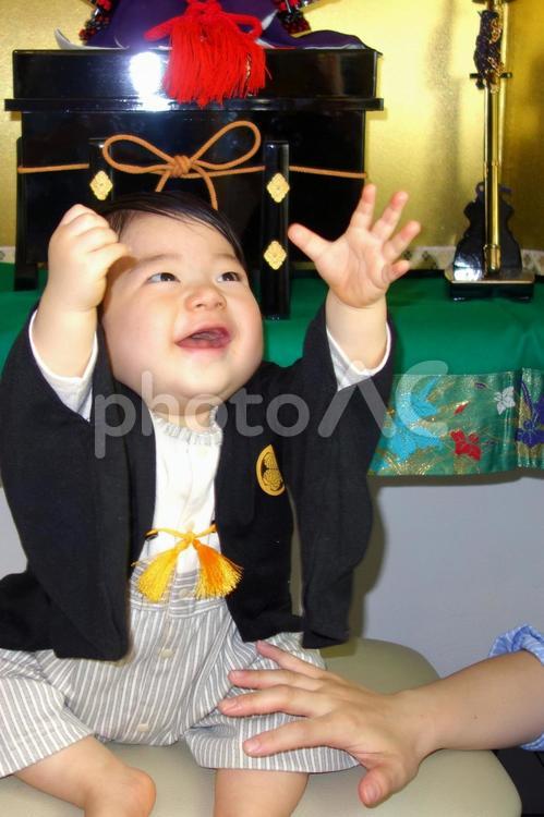五月飾りの前の赤ちゃん１歳誕生日　初節句 赤ちゃん,乳児,男児の写真素材