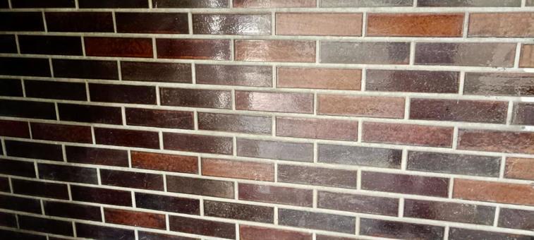 マンションのレトロなタイル壁の写真