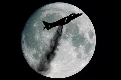 月に戦闘機 月に戦闘機 ハリアー,ジェット戦闘機,満月の写真素材