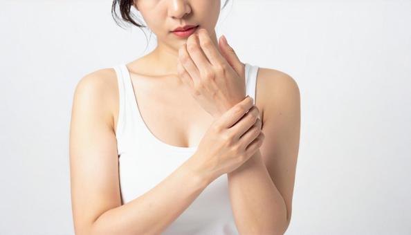ミドル女性の手荒れイメージ ミドル女性の手荒れイメージの写真