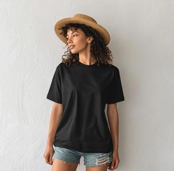 麦わら帽子とTシャツを着た女性 麦わら帽子とTシャツを着た女性の写真