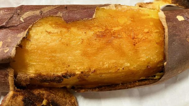 剥いた焼き芋・横向き 焼き芋,冬,サツマイモの写真素材