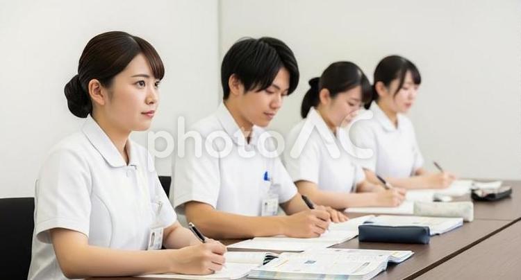 座学で勉強をするアジア人看護師 看護師,勉強,座学の写真素材