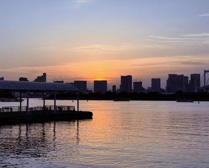 夕暮れのお台場から見た東京の景色 夕暮れのお台場から見た東京の景色の写真