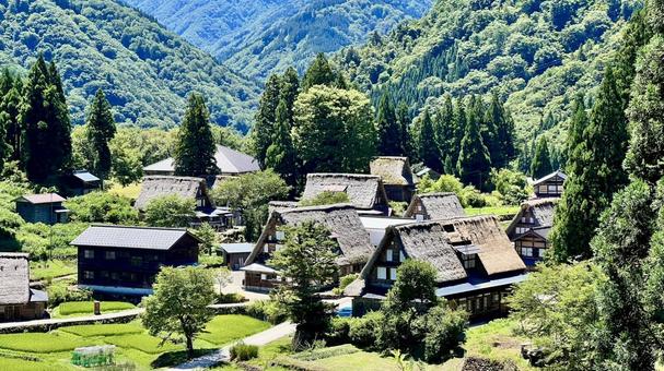 夏の青空と白川郷 夏の青空と白川郷の写真