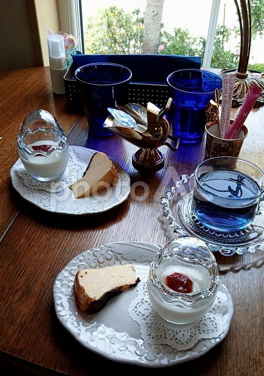 カフェでまったりカフェスイーツ ハーブティー,レモングラス,ブランマンジェの写真素材
