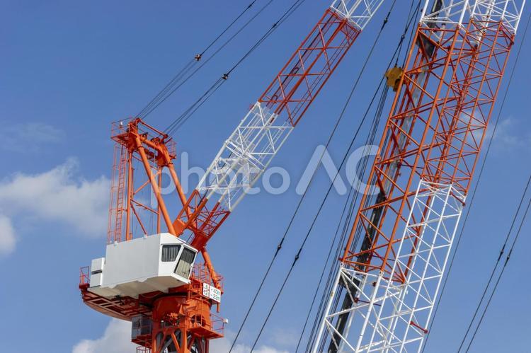 クライミングクレーンと青空。建設イメージ 建設現場,タワークレーン,クレーンの写真素材