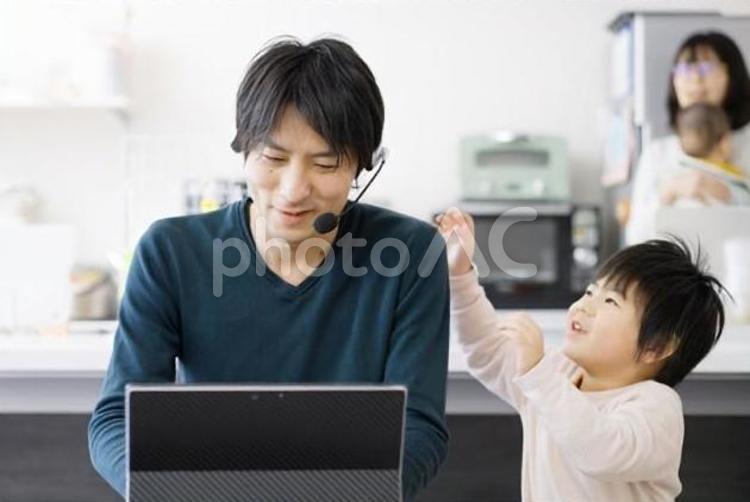 子供にテレワークの邪魔をされるアジア人男性	 男性,テレワーク,ビジネスの写真素材