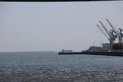 海とクレーンの港湾と船と灯台と空の風景 海とクレーンの港湾と船と灯台と空の風景 海,クレーン,港湾の写真素材