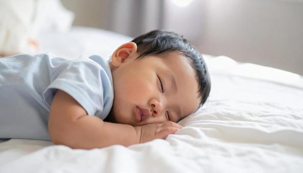 お昼寝する日本人の男の子の横顔 お昼寝する日本人の男の子の横顔の写真
